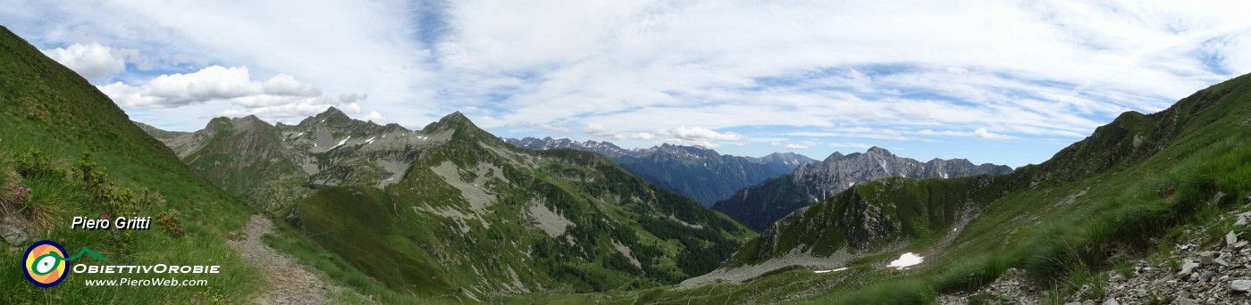 62 Salendo dal Passo di Tartano a Cima di Lemma con vista verso la regione dei Laghi di Porcile.jpg